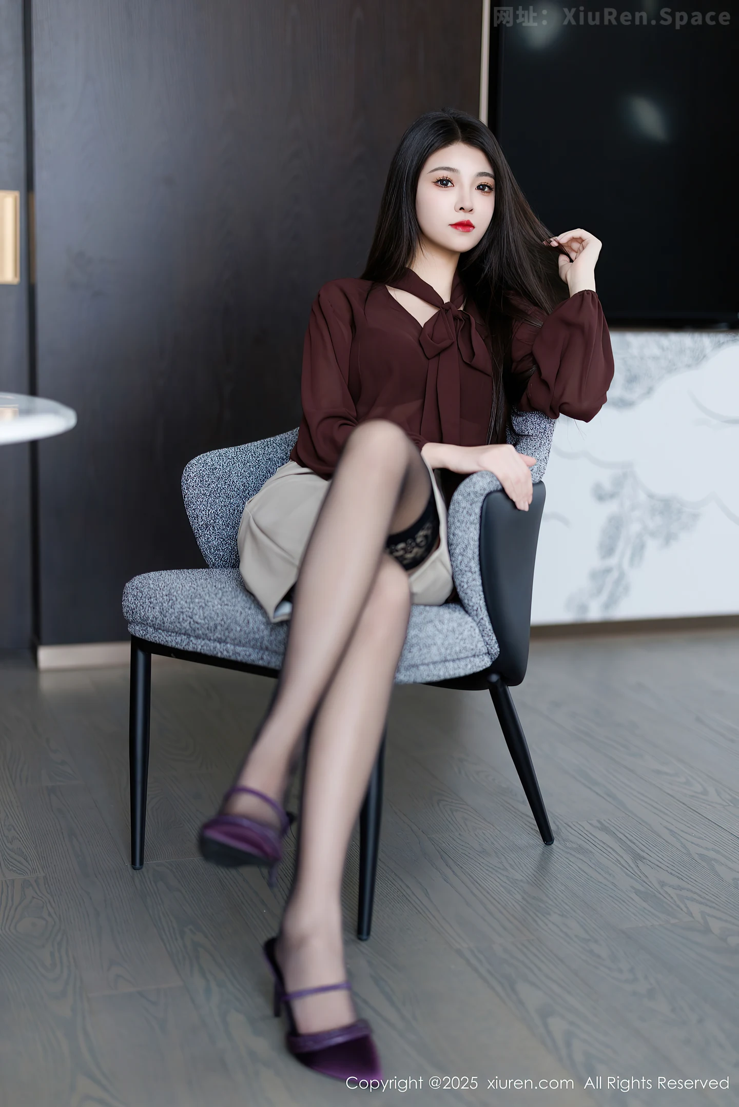 图片[4]-[XiuRen秀人网] VOL.9868 模特初梦瑶性感OL服饰露黑色内衣配黑丝袜秀完美身材诱惑写真83P-秀人网官方网站